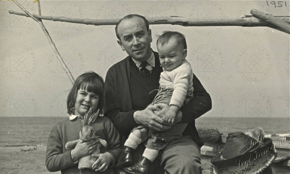Guglielmo Alberti con i figli Giulia Benedetta e Francesco, 1951